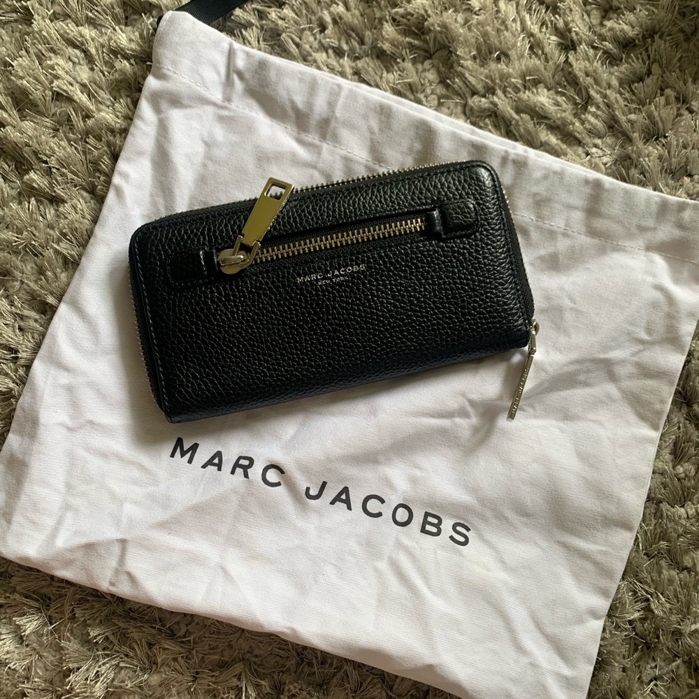 AUTHENTIC Marc Jacobs WALLET. like new ✨✨